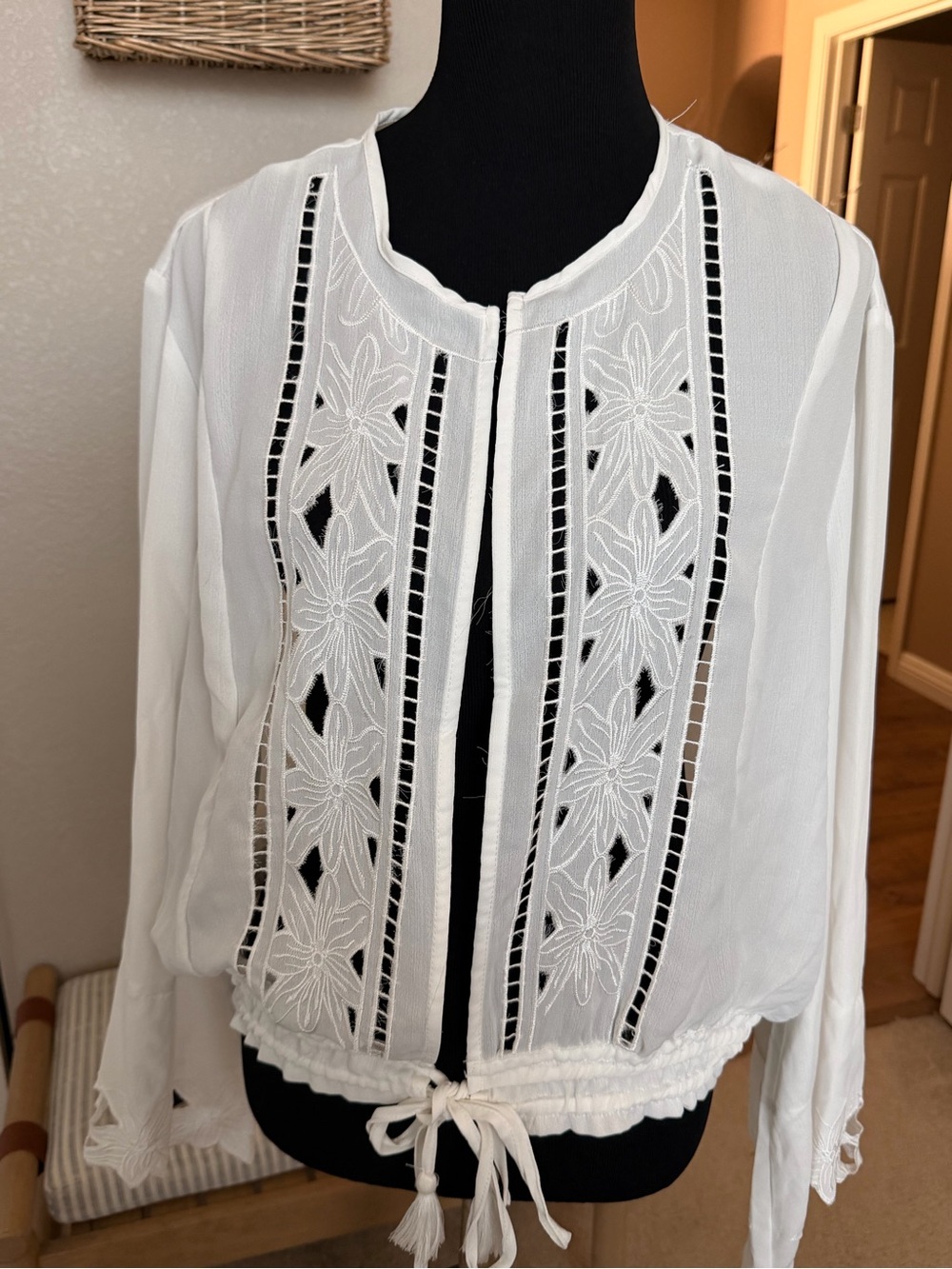 Dolce Cabo White Embroidered Tie-Hem Women's Blouse